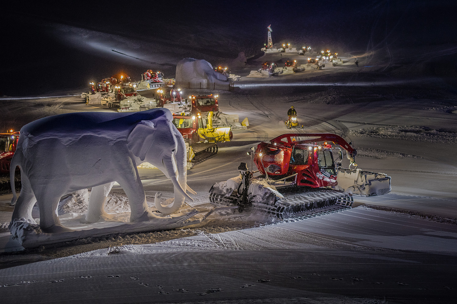 Schnee-Elefant und Pistenbully bei Hannibal am Rettenbachgletscher Schnee-Elefant und Pistenbully bei Hannibal am Rettenbachgletscher