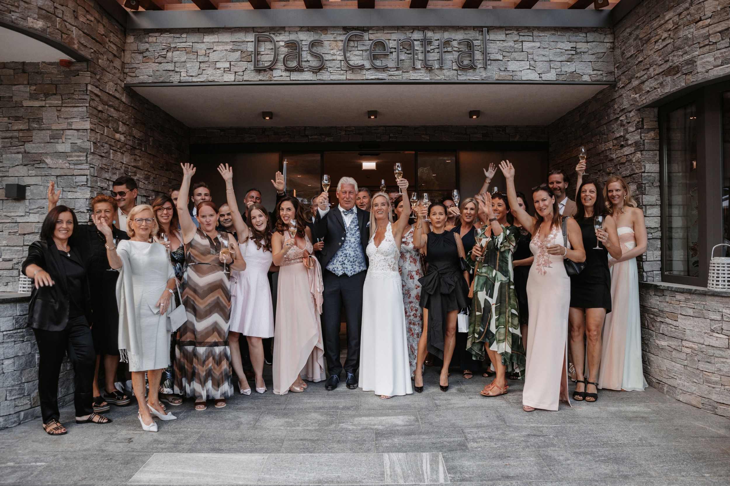 Hochzeitsgesellschaft vor dem Hotel Das Central in Sölden Hochzeitsgesellschaft vor dem Hotel Das Central in Sölden