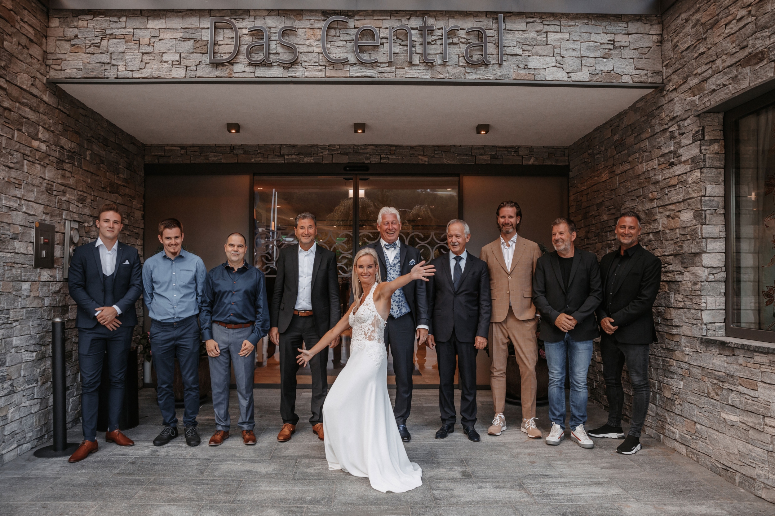 Hochzeitsgesellschaft vor dem Hotel Das Central in Sölden Hochzeitsgesellschaft vor dem Hotel Das Central in Sölden