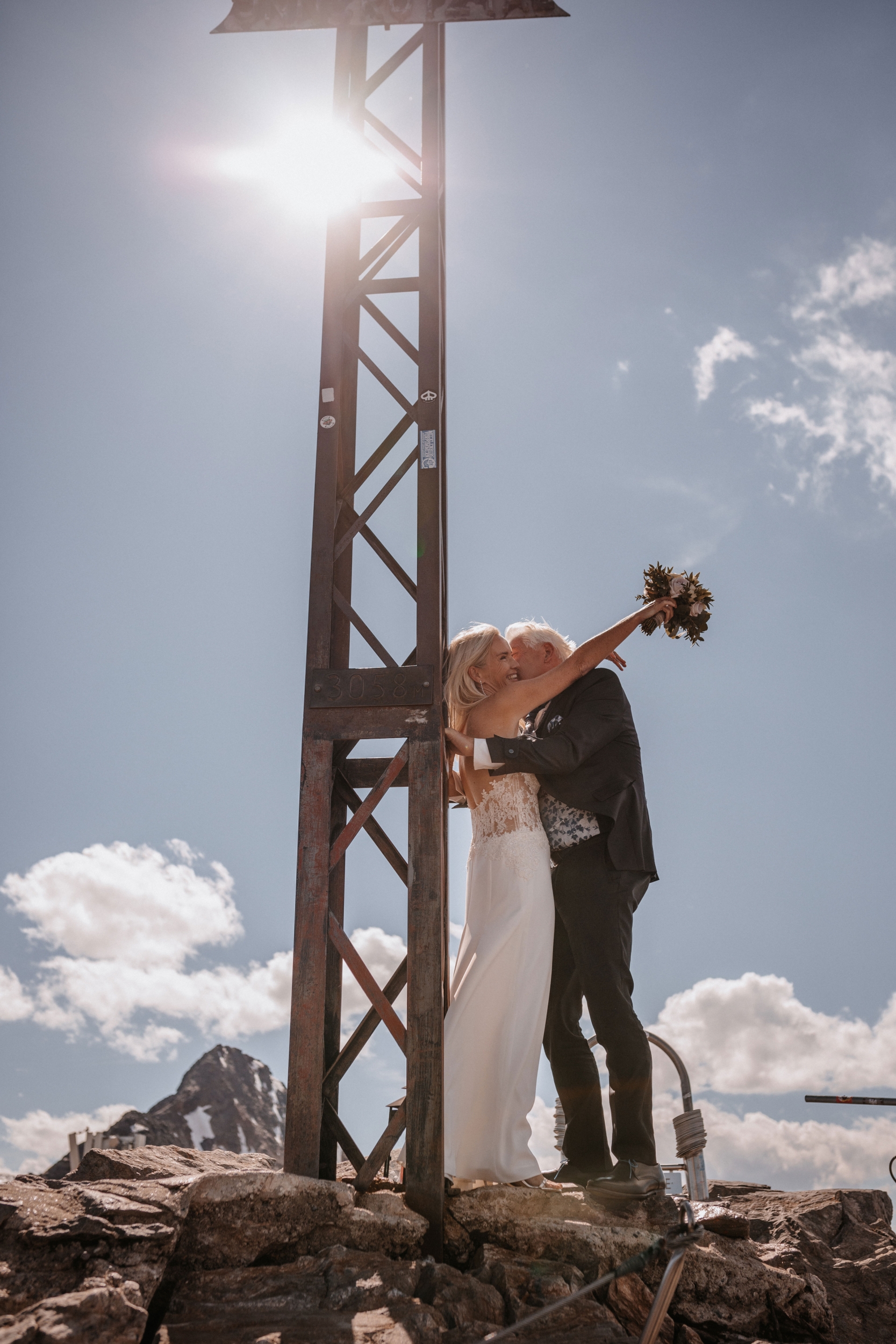Brautpaar am Gipfelkreuz am Gaislachkogl in Sölden Brautpaar am Gipfelkreuz am Gaislachkogl in Sölden