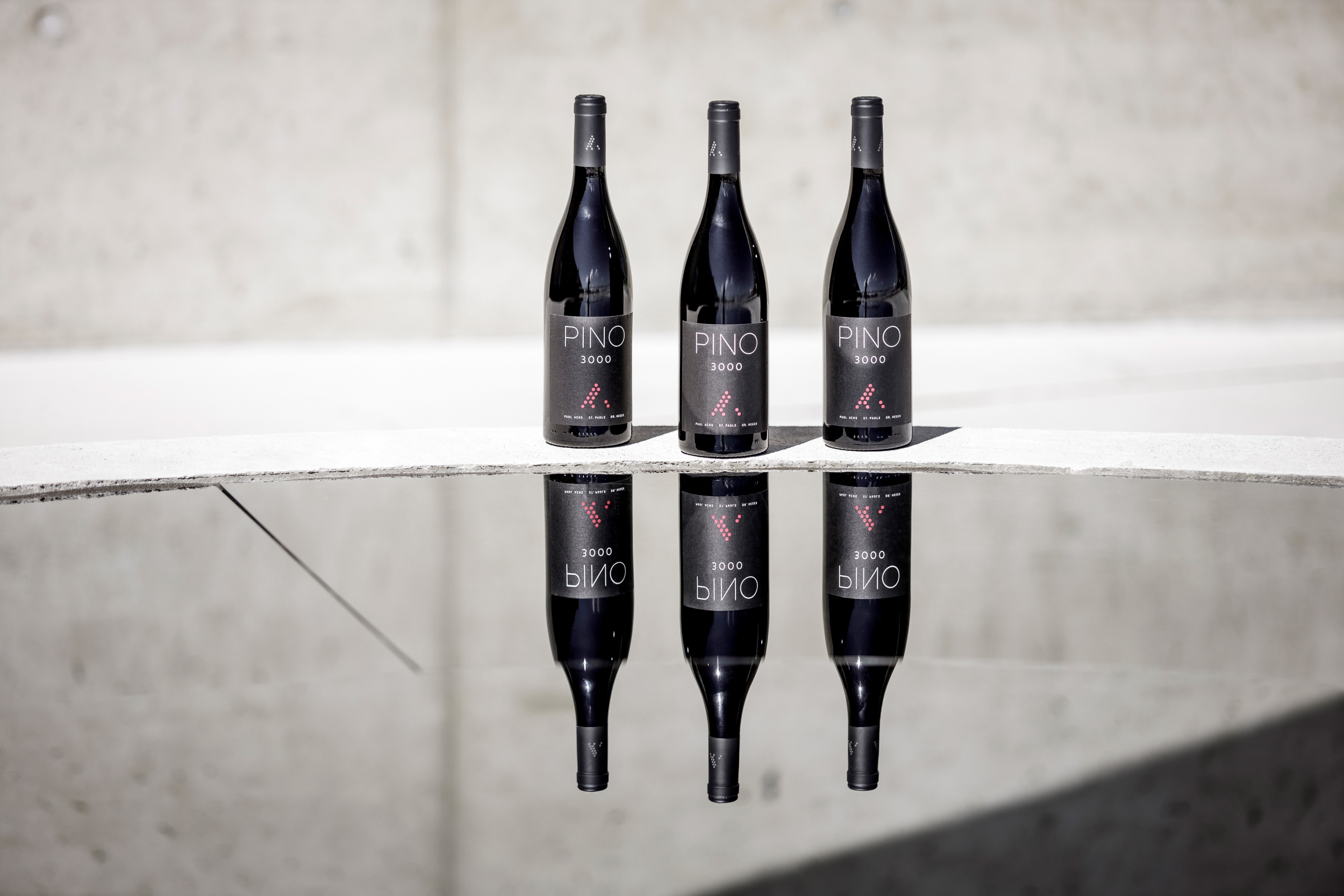 PINO 3000 Weinflaschen vor dem 007 ELEMENTS PINO 3000 Weinflaschen vor dem 007 ELEMENTS