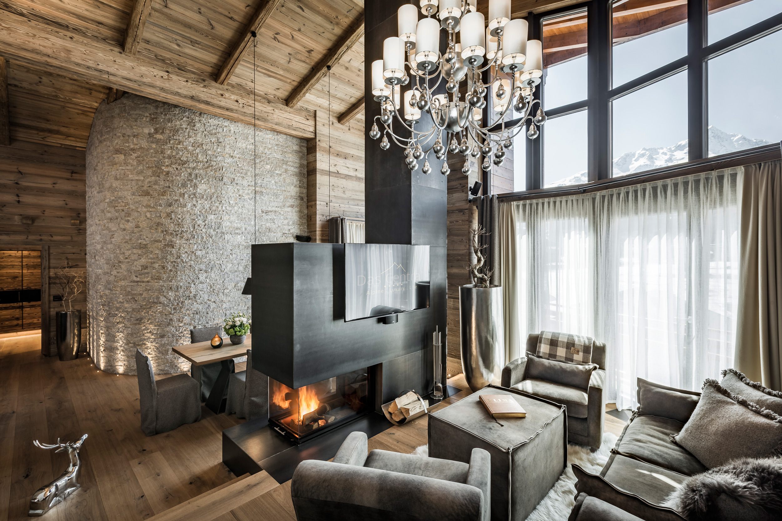 Präsidentensuite Wohnbereich mit Kamin – Luxushotel Das Central in Sölden Präsidentensuite Wohnbereich mit Kamin – Luxushotel Das Central in Sölden