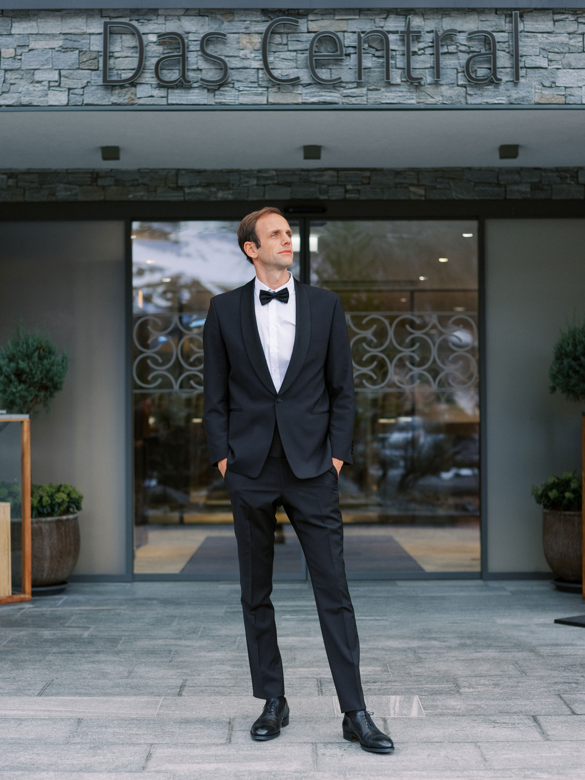 Bräutigam vor dem Hotel Das Central in Sölden Bräutigam vor dem Hotel Das Central in Sölden